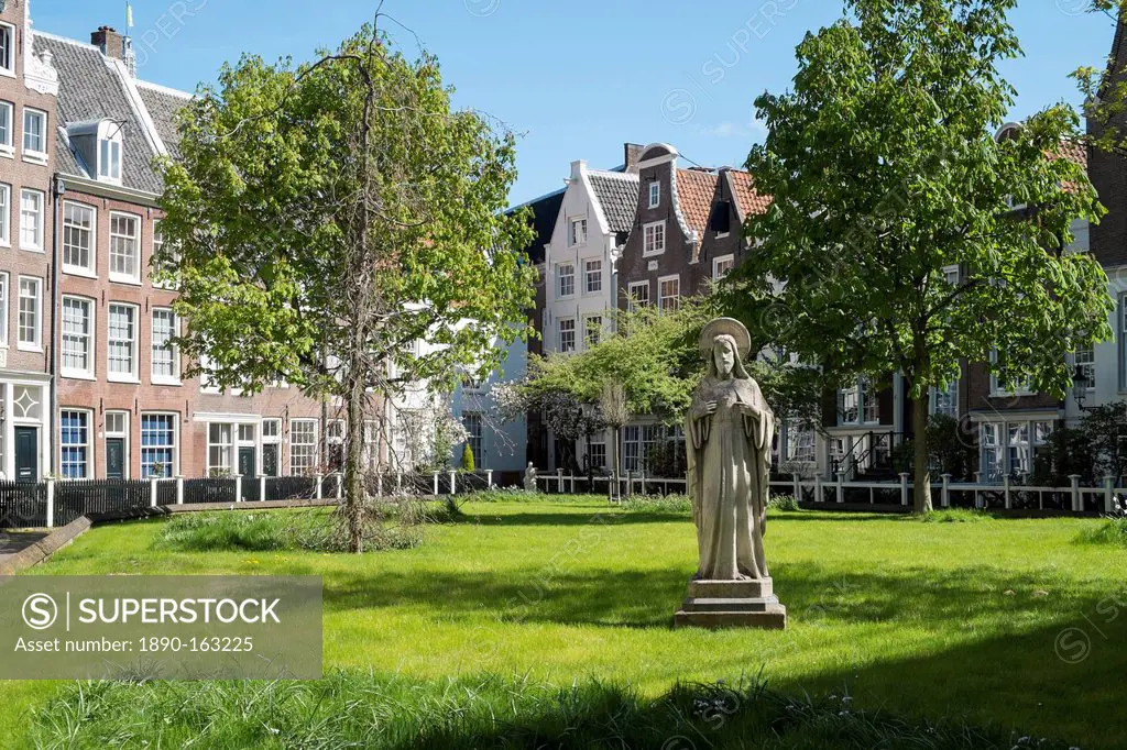 The Begijnhof, one of the oldest inner courts in Amsterdam, Amsterdam, Netherlands, Europe