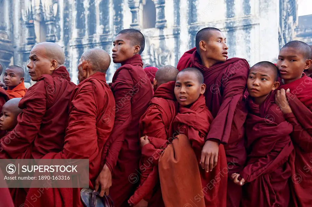 Monks in procession during Full Moon Festival, Patho Ananda temple, Bagan (Pagan), Myanmar (Burma), Asia