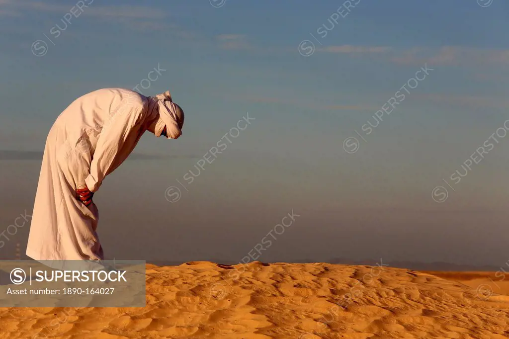 Bedouin praying in the Sahara, Douz, Kebili, Tunisia, North Africa, Africa