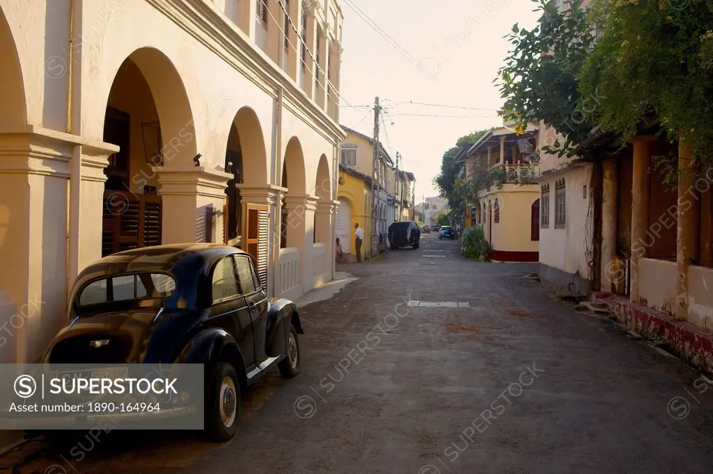 Classic car in the historic Galle Fort, UNESCO World Heritage Site, Galle, Sri Lanka, Asia