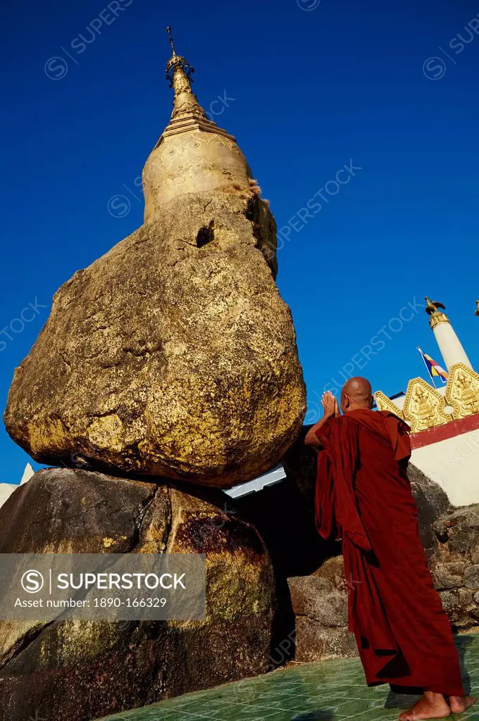 Buddhist monk praying at the Golden Rock of Nwa La Bo, Mawlamyine (Moulmein), Mon State, Myanmar (Burma), Asia