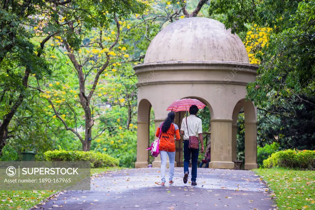 Couple walking in Kandy Royal Botanical Gardens, Peradeniya, Kandy, Sri Lanka, Asia