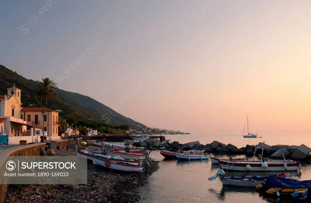 Fishing boats on the rocky beach in Lingua, Salina, The Aeolian Islands, UNESCO World Heritage Site, off Sicily, Messina Province, Italy, Mediterranea...