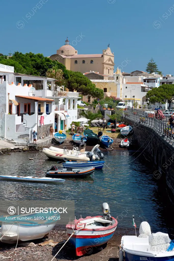 The town of Santa Marina on the island of Salina in the Aeolian Islands, UNESCO World Heritage Site, off Sicily, Messina Province, Italy, Mediterranea...