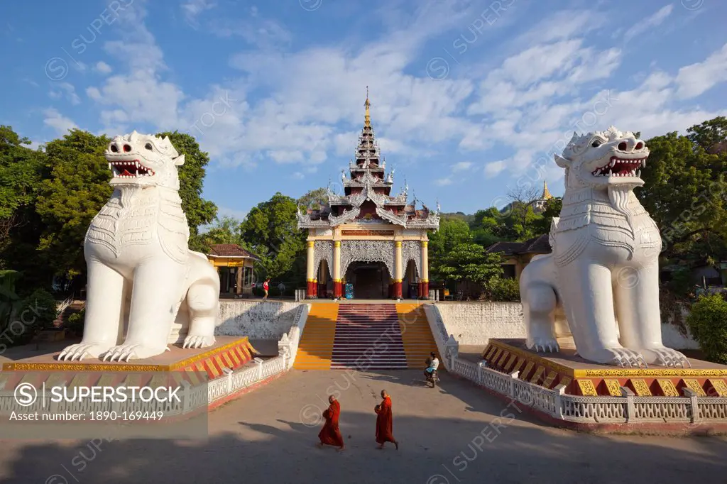 South entrance to Mandalay Hill with two giant Chinthe (guardian lion-dogs), Mandalay, Myanmar (Burma), Asia