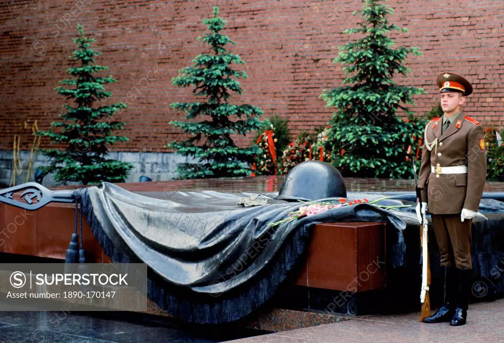 Tomb of the Unknown Soldier World War II war memorial, Mogila Neizvestnova Soldata, at The Kremlin, Moscow, Russia, Russian Federation