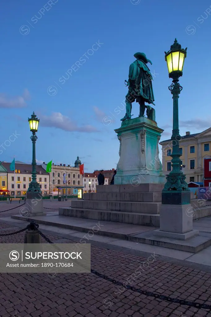 Bronze statue of the town founder Gustav Adolf at dusk, Gustav Adolfs Torg, Gothenburg, Sweden, Scandinavia, Europe