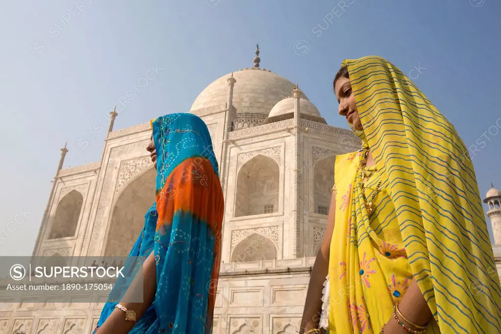 Women in traditional dress in front of the Taj Mahal, UNESCO World Heritage Site, Agra, Uttar Pradesh, India, Asia