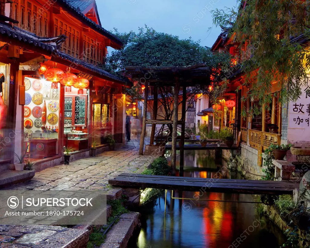 Early evening street scene in the Old Town, Lijiang, UNESCO World Heritage Site, Yunnan Province, China, Asia