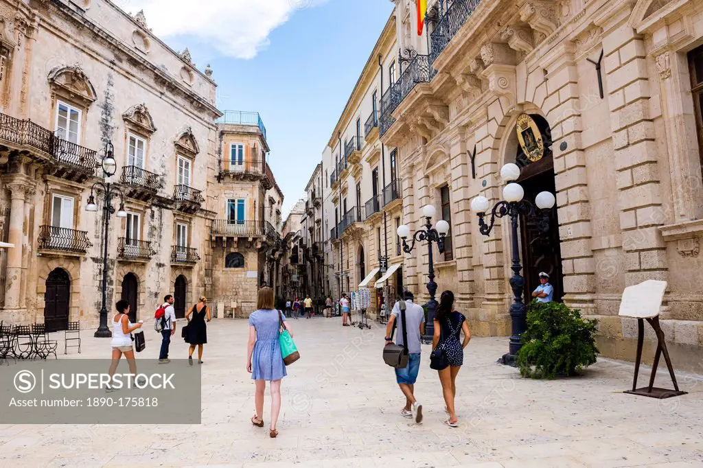 Piazza Duomo and tourists visiting the sites of Ortigia, Syracuse (Siracusa), UNESCO World Heritage Site, Sicily, Italy, Europe