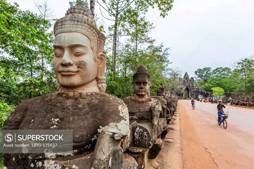 Bicycles near the South Gate at Angkor Thom, Angkor, UNESCO World Heritage Site, Siem Reap Province, Cambodia, Indochina, Southeast Asia, Asia