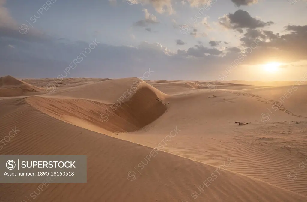 Sand dunes at sunset in the Wahiba Sands desert, Oman, Middle East