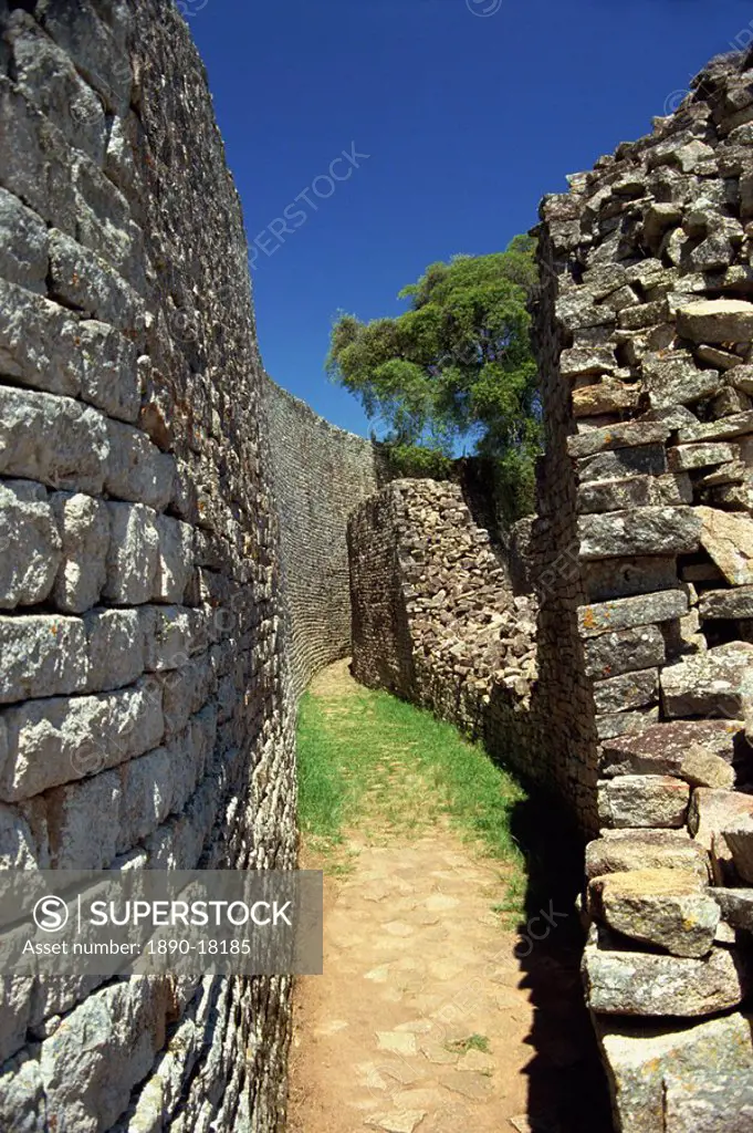 Parallel walls of Great Enclosure, Great Zimbabwe, UNESCO World Heritage Site, Zimbabwe, Africa