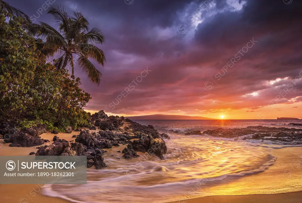 Sunset on the ocean at Pa'ako Beach (Secret Cove), Maui, Hawaii, United States of America, Pacific