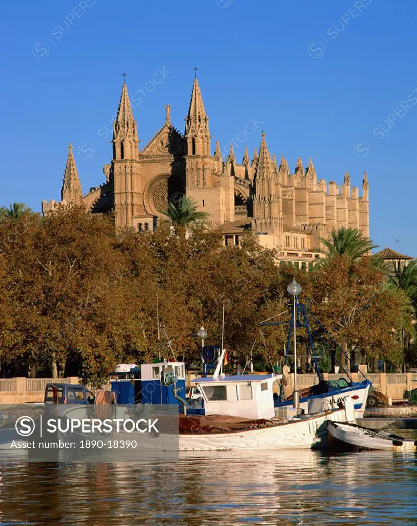 Boats on the waterfront below the cathedral of Palma, on Majorca, Balearic Islands, Spain, Mediterranean, Europe