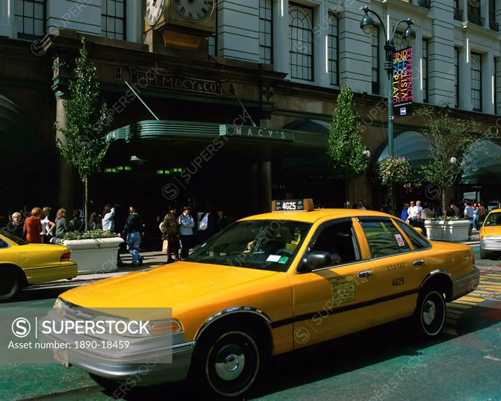 Yellow cabs outside Macy´s Department Store in New York, United States of America, North America