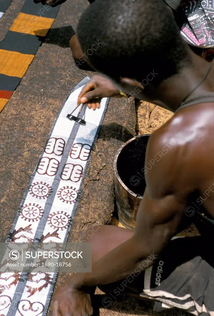 Printing kente cloth, Kumasi, capital of the Ashanti kingdom, Ghana, West Africa, Africa