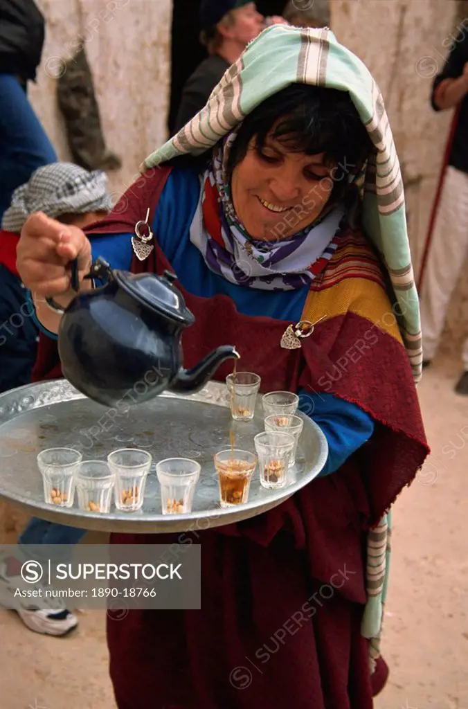 Berber woman pouring tea at troglodyte house, Matmata, Tunisia, North Africa, Africa