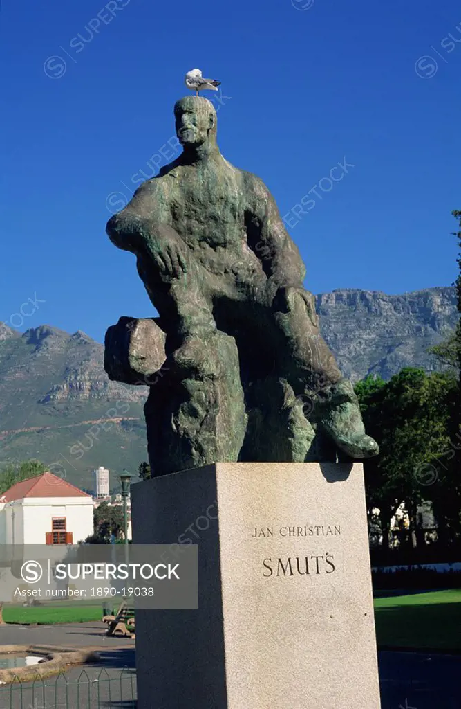 Statue of Jan Smuts in downtown botanical gardens, Cape Town, South Africa, Africa