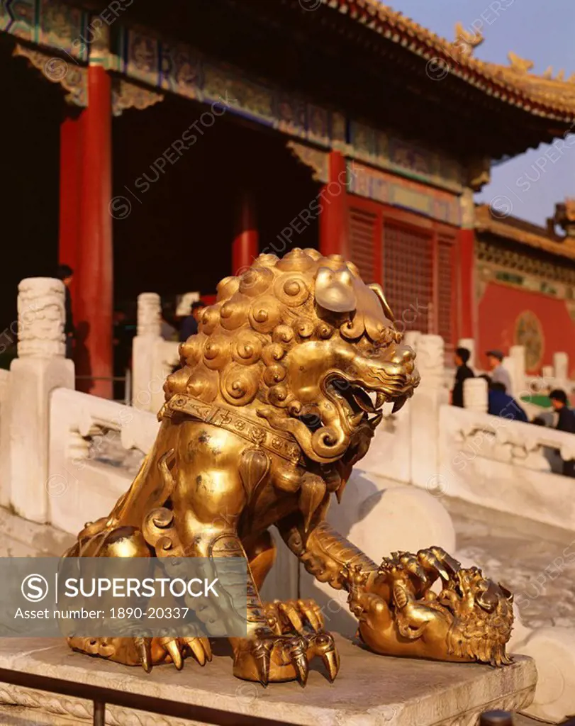 Close_up of lion statue, Imperial Palace, Forbidden City, Beijing, China, Asia