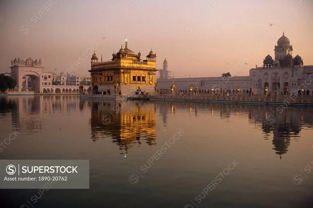 The Guru´s Bridge over the Pool of Nectar, leading to the Golden Temple of Amritsar, Punjab State, India, sia
