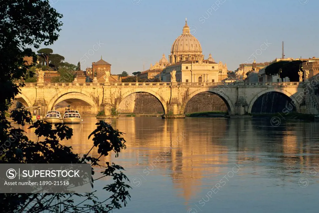 River Tiber and Ponte Sant´Angelo, St. Peter´s basilica and the Vatican beyond, Rome, Lazio, Italy, Europe