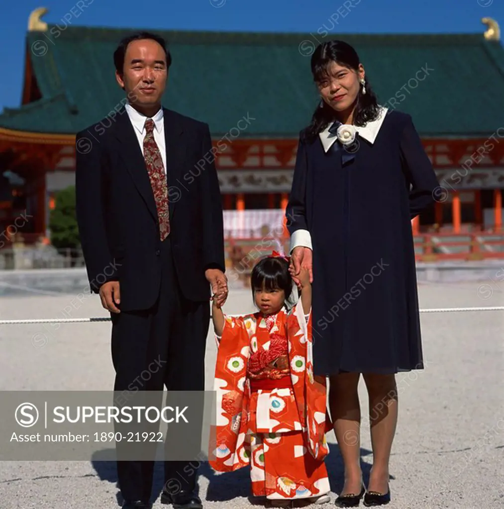 Girl and parents at Shichi_go_san 3_5_7 festival, Heian_jingu Shrine, Kyoto, Kansai, Japan, Asia