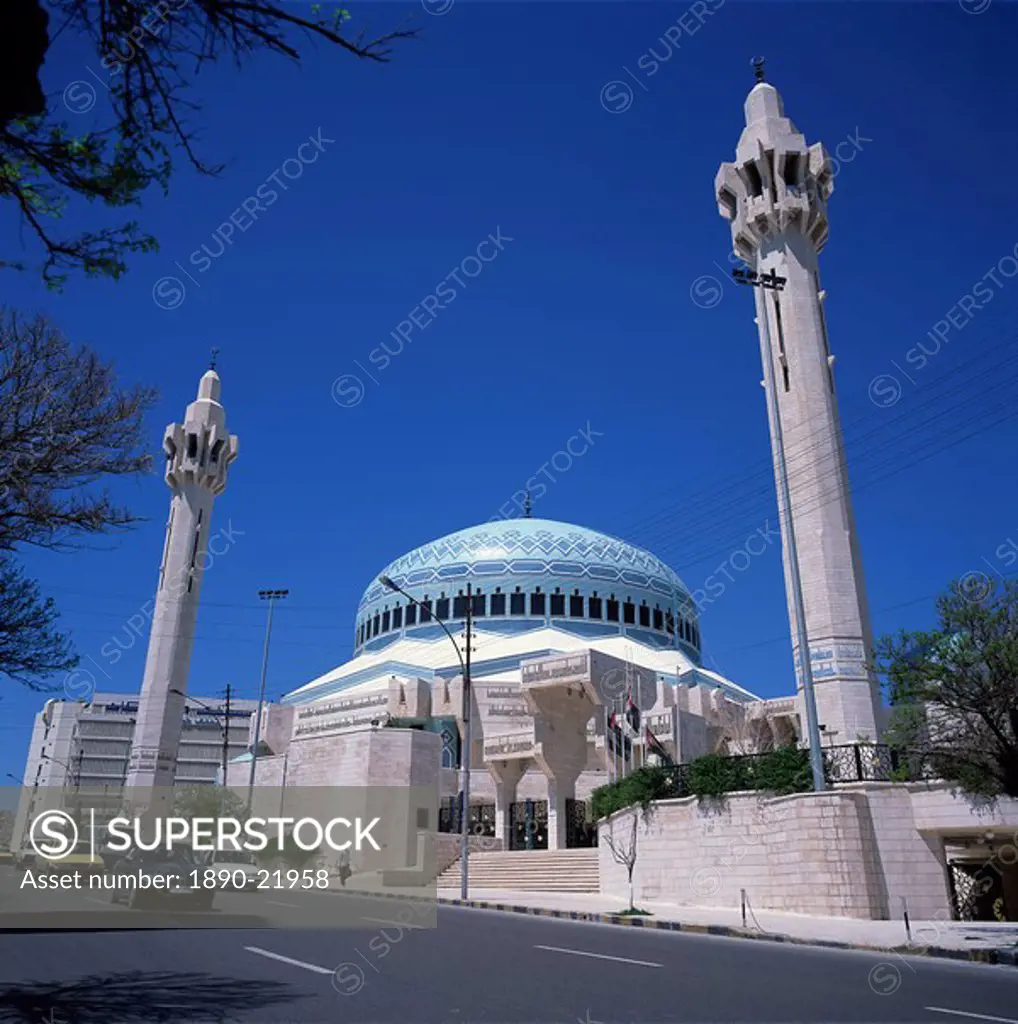 The King Abdullah Mosque, built in 1990, the main mosque of Jordan named after King Hussein´s grandfather, Amman, Jordan, Middle East