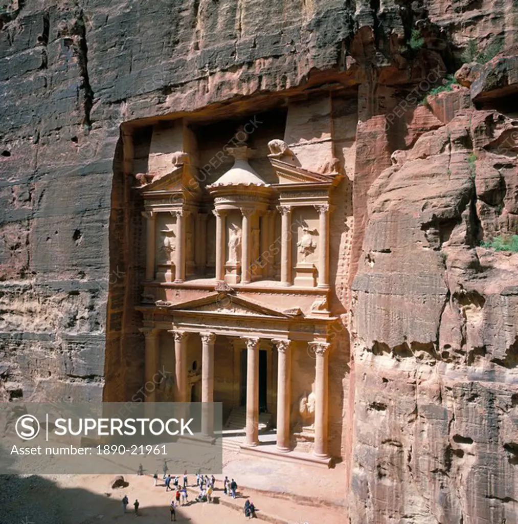 The Treasury Khaznat Far´oun, dating from the 1st century BC, at end of Siq, Nabatean archaeological site, Petra, UNESCO World Heritage Site, Jordan, ...