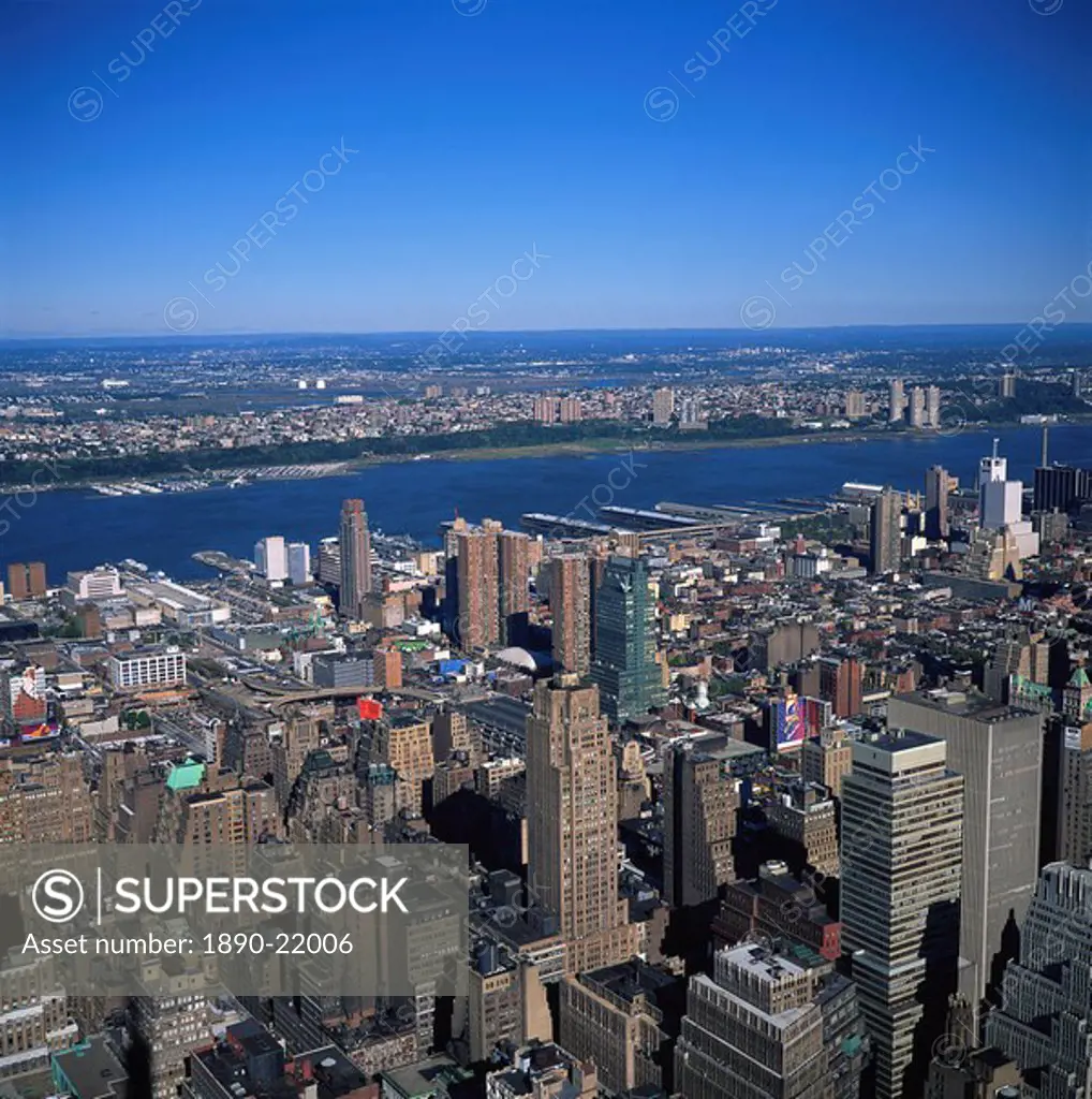 Low aerial view taken from the 86th floor observatory of the Empire State Building over Manhattan to the Hudson River and New Jersey, in New York, Uni...