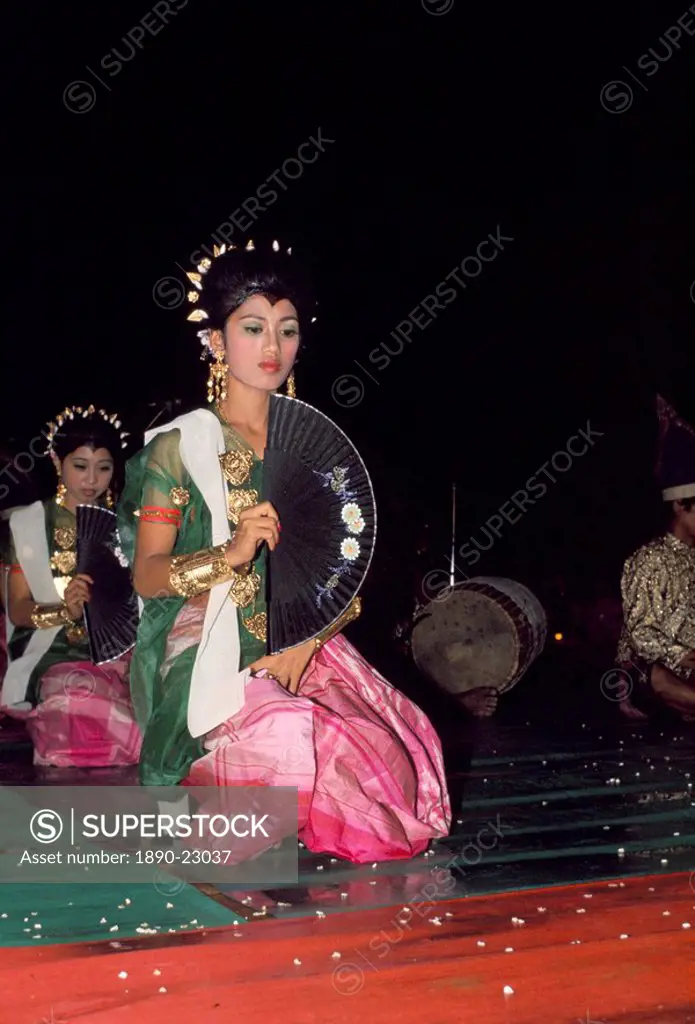 Dancers at folk festival, Wakassar, southern Sulawesi, Indonesia, Southeast Asia, Asia
