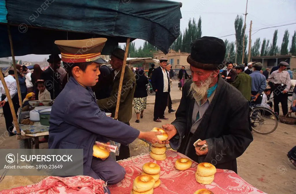 Buying bagel_like rolls, Sunday Market, Kashgar, Xinjiang, China, Asia