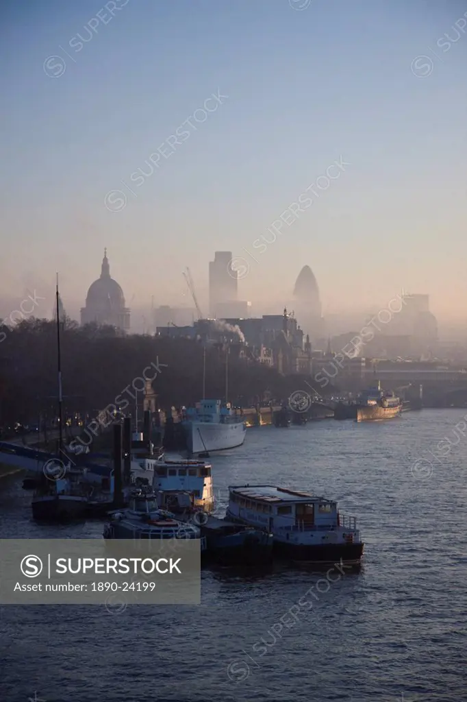 Early morning fog hangs over St. Paul´s and the City of London skyline, London, England, United Kingdom, Europe