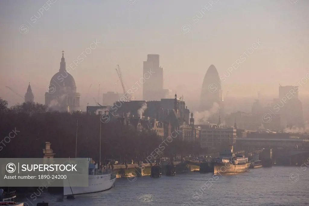 Early morning fog hangs over St. Paul´s and the City of London skyline, London, England, United Kingdom, Europe