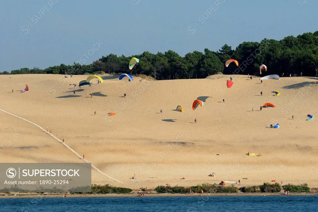 Hang gliders over the Dune du Pyla, the largest dune in Europe, Bay of Arcachon, Cote d´Argent, Gironde, Aquitaine, France, Europe