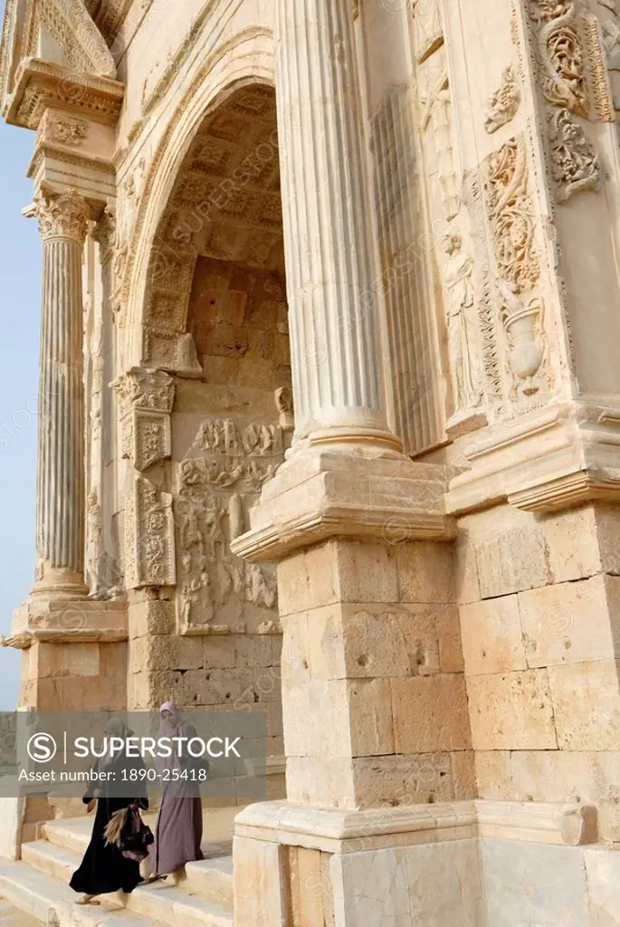 Moslem women and Arch of Septimus Severus, Leptis Magna, UNESCO World Heritage Site, Libya, North Africa, Africa