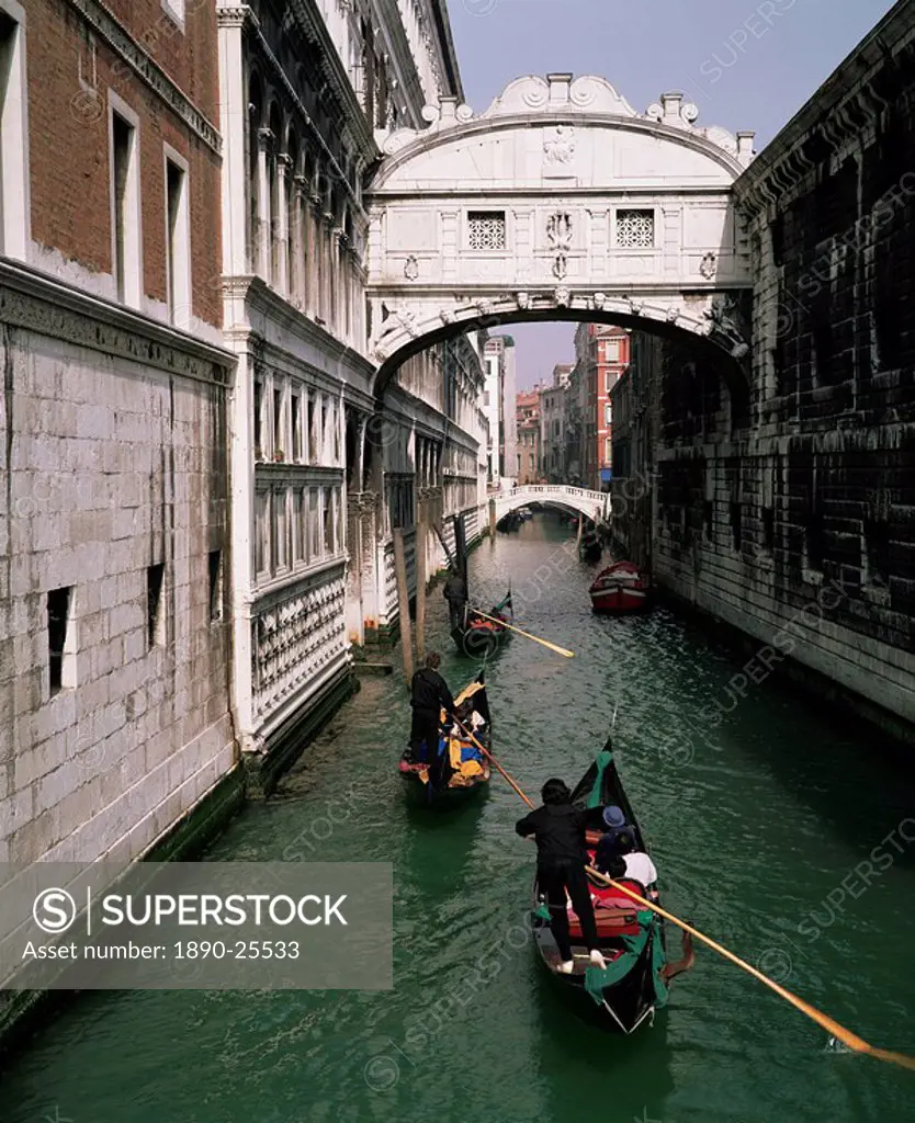 Bridge of Sighs and gondolas, Venice, Veneto, Italy, Europe