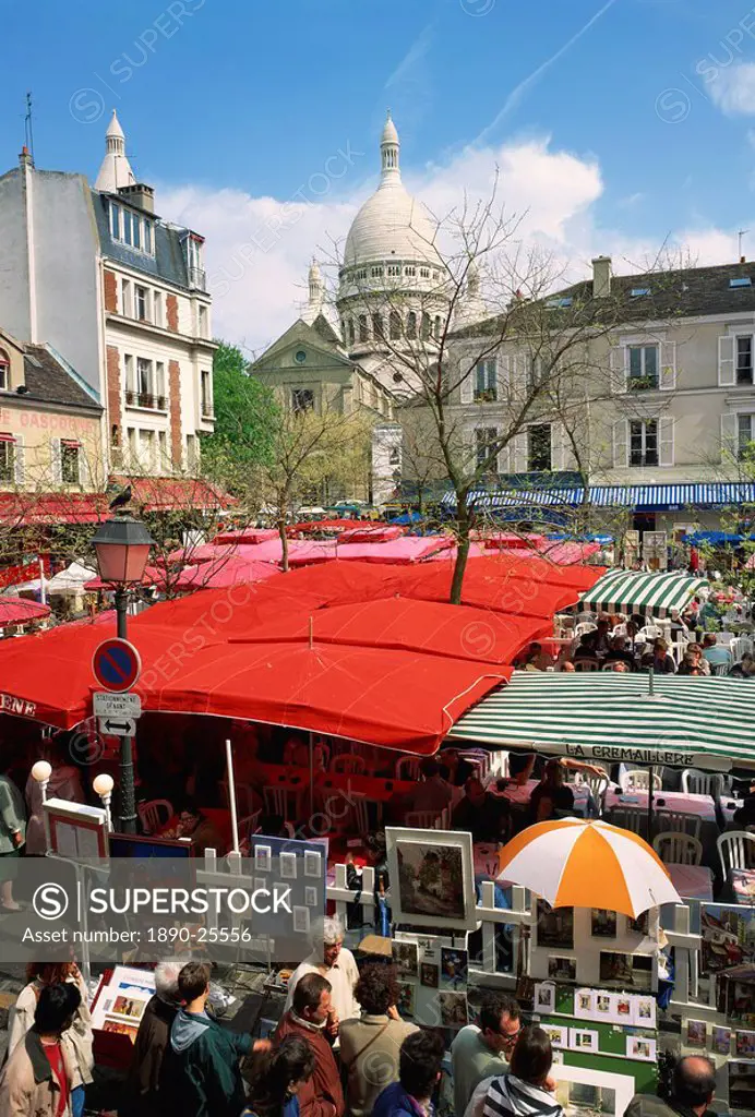 Market stalls and outdoor cafes in the Place du Tertre, with the Sacre Coeur behind, Montmartre, Paris, France, Europe