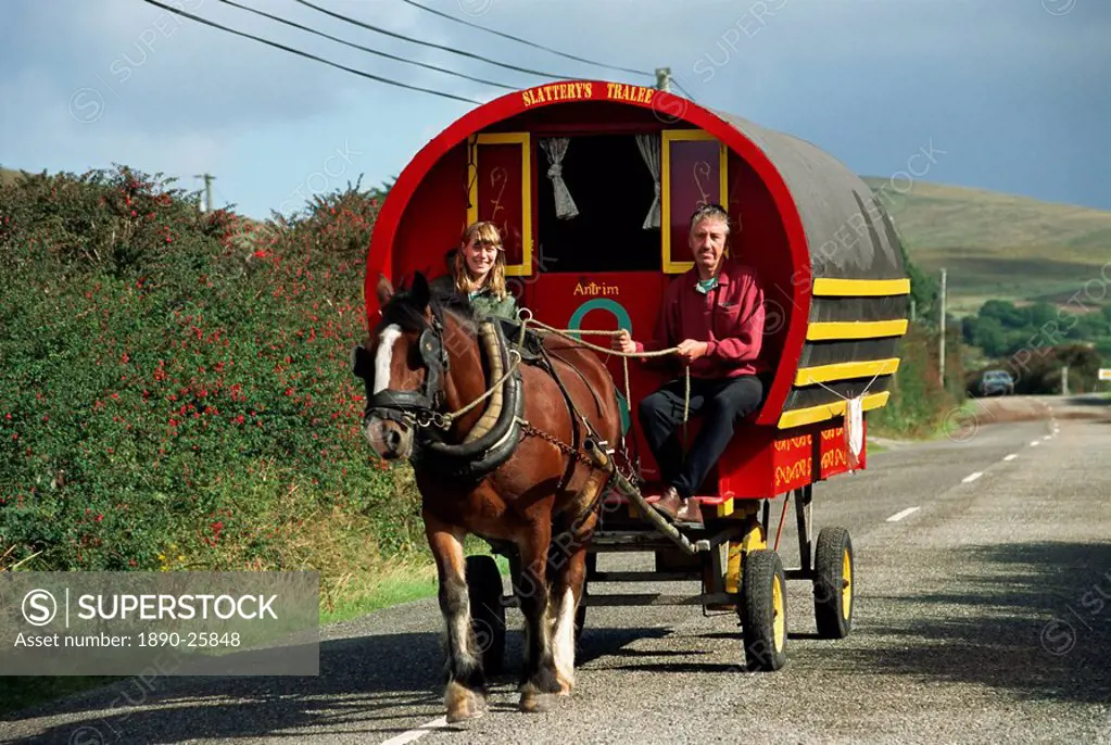 Horse_drawn gypsy caravan, Dingle Peninsula, County Kerry, Munster, Eire Republic of Ireland, Europe