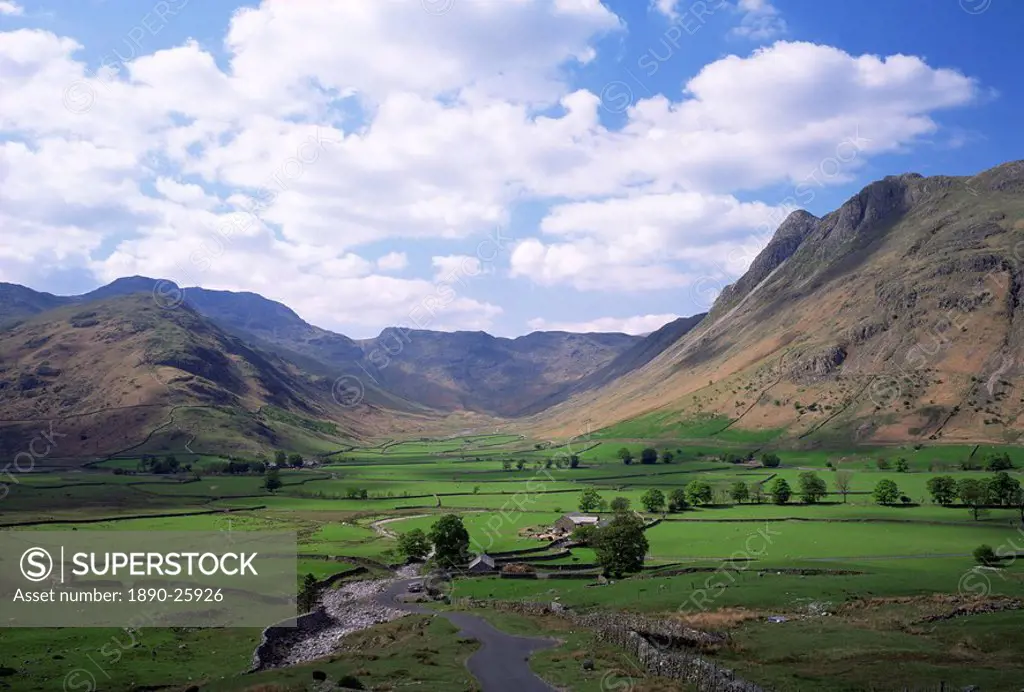 Glacial valley, Mickleden and Langdale Pikes on the right, Langdale Pikes, Lake District National Park, Cumbria, England, United Kingdom, Euorpe