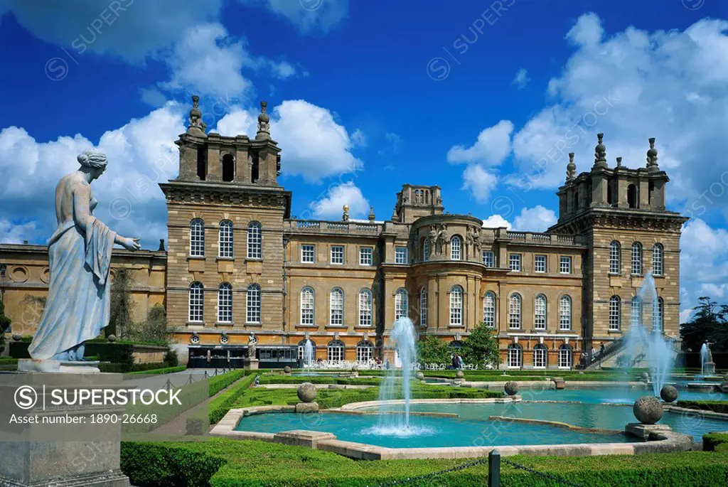 Water fountain and statue in the garden before Blenheim Palace, Oxfordshire, England, United Kingdom, Europe