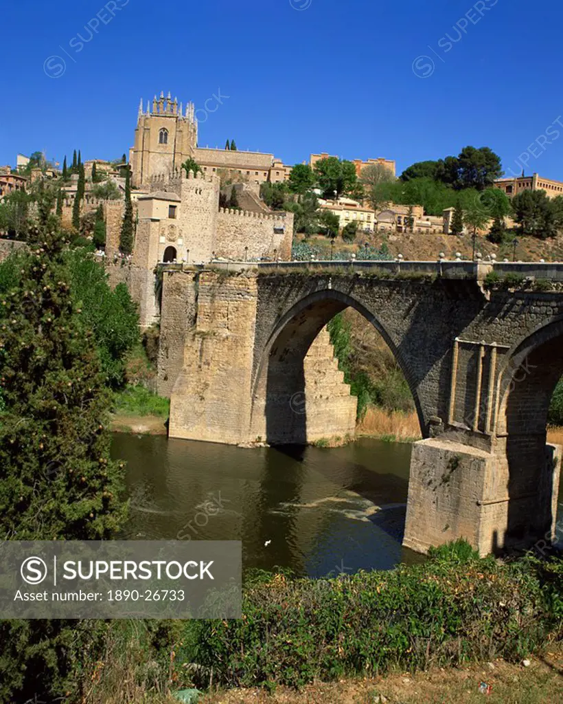 The old gateway bridge over the river and the city of Toledo, Castilla la Mancha, Spain, Europe