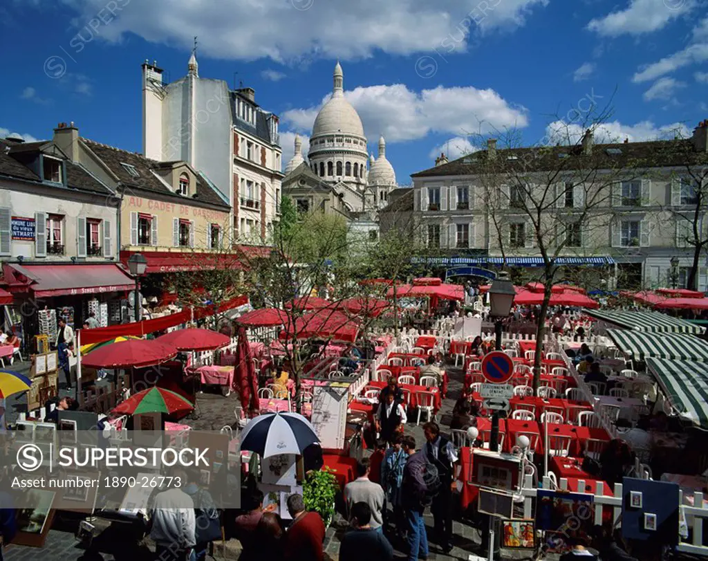 Market stalls and outdoor cafes in the Place du Tertre, with the Sacre Coeur behind, Montmartre, Paris, France, Europe