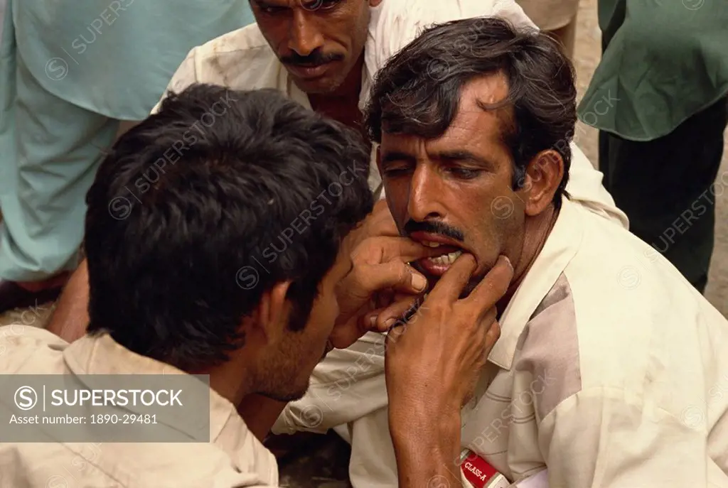 Street dentist, Rawalpindi, Pakistan, Asia