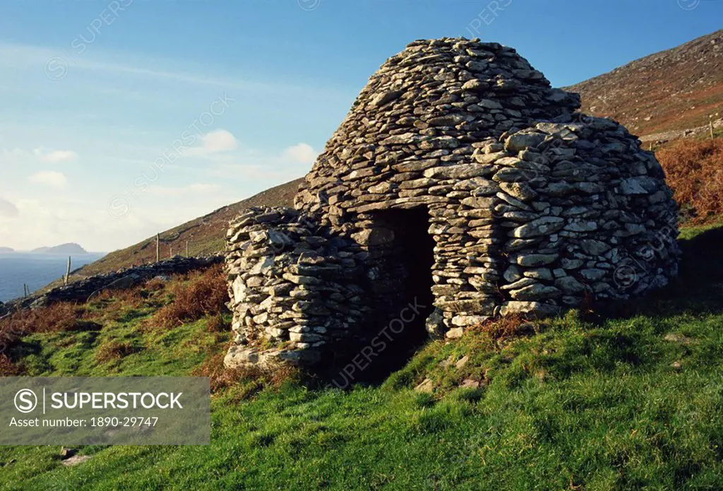 Ancient beehive huts, Dingle Peninsula, County Kerry, Munster, Republic of Ireland, Europe