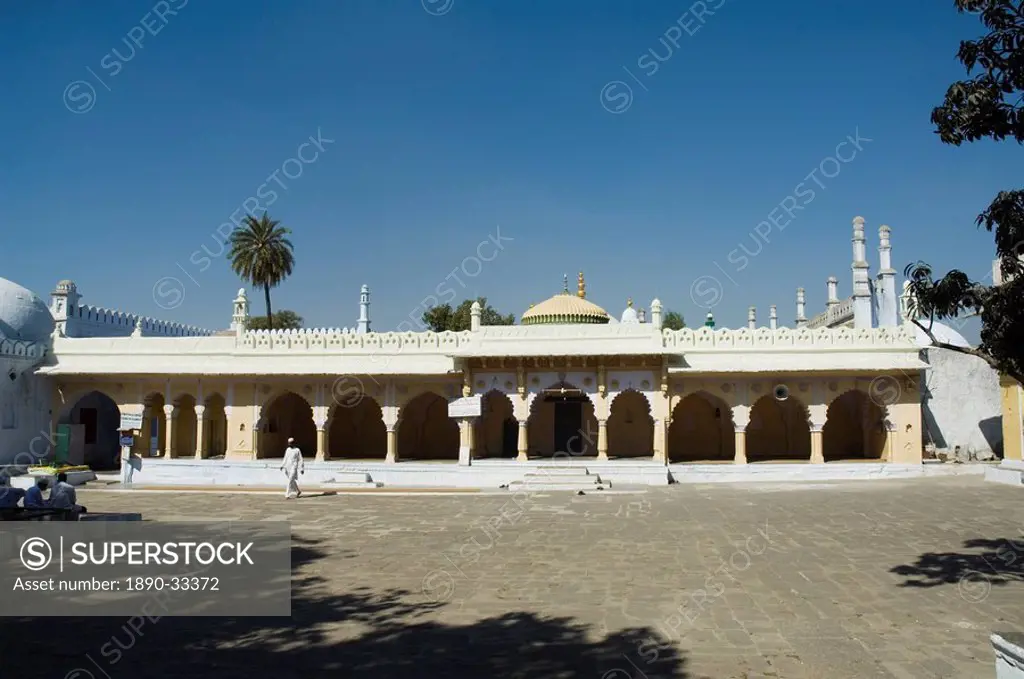 Mosque at Tomb of Aurangzeb, Khuldabad, Maharashtra, India, Asia