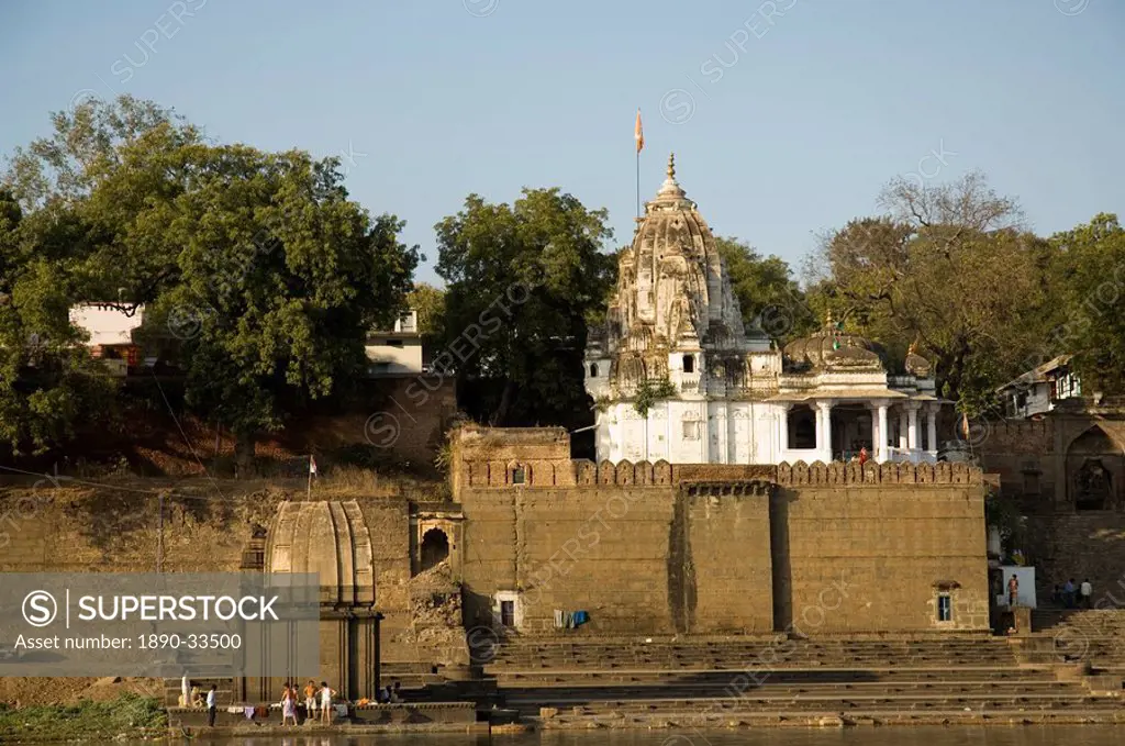 Hindu temple on the Narmada River, Maheshwar, Madhya Pradesh state, India, Asia