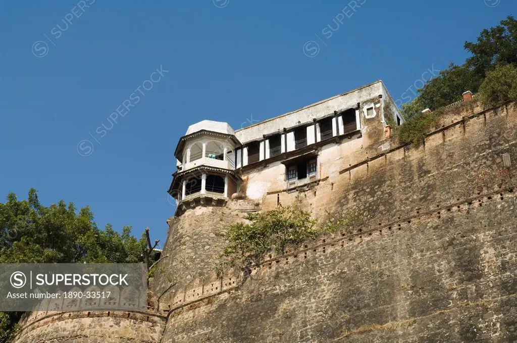 Ahilya Fort now a heritage hotel, on the banks of the Narmada River, Maheshwar, Madhya Pradesh state, India, Asia