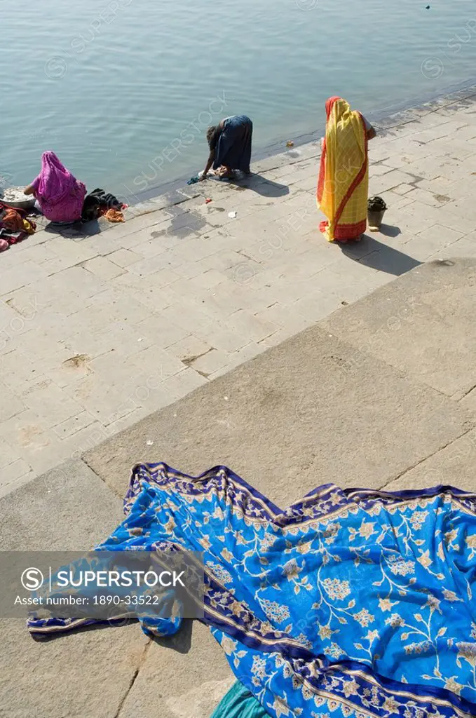 Drying washing at the ghats on the banks of the Narmada River, Maheshwar, Madhya Pradesh state, India, Asia