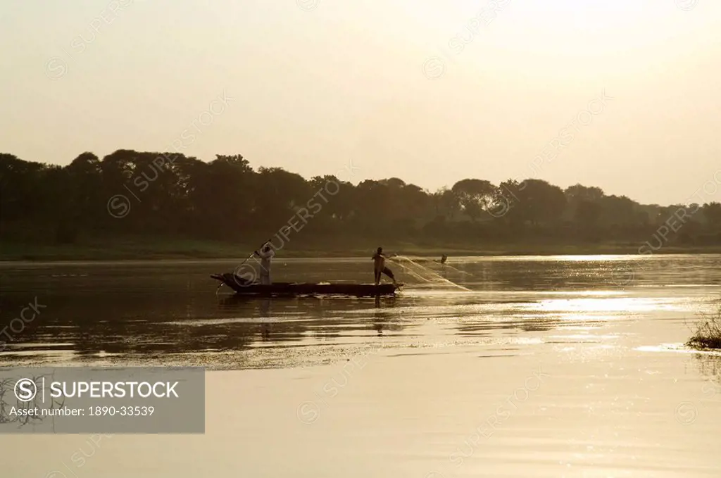 Fishermen on the Narmada river, Maheshwar, Madhya Pradesh state, India, Asia